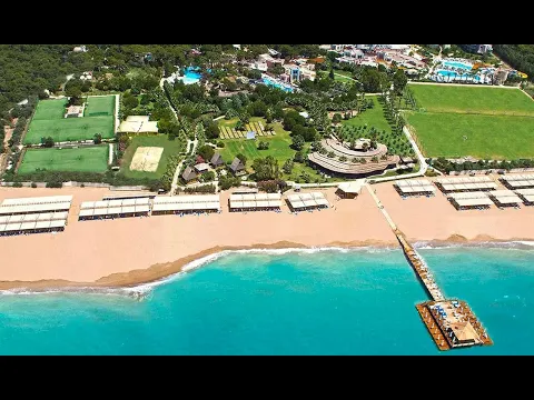 Luftaufnahme des Blue Waters Club Hotels mit Strand, Gebäuden und Pools.