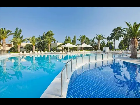 Außenpool des Kipriotis Hippocrates Hotels mit weißen Sonnenliegen und Palmen
