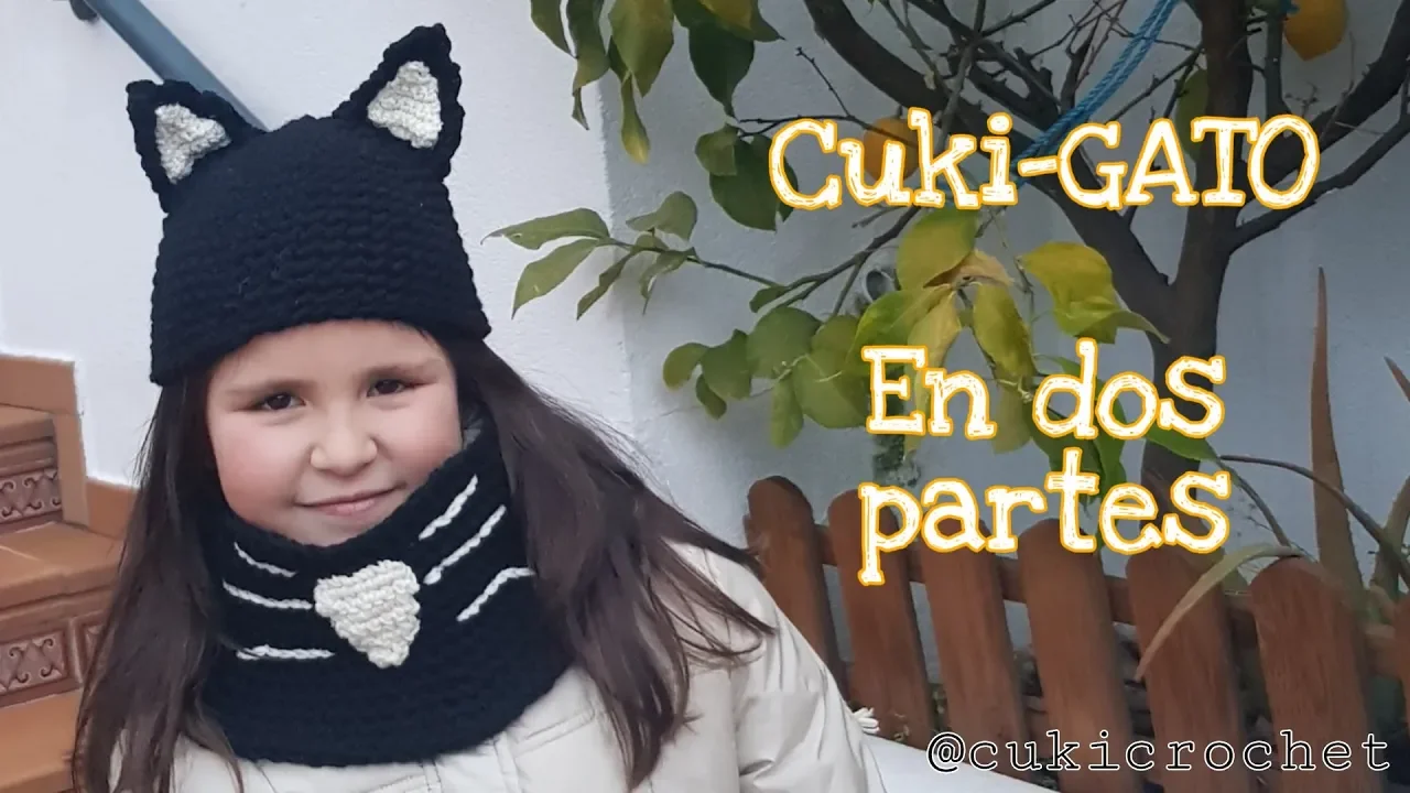 Gorro negro con orejas de gato a crochet y cuello a juego con hocico y bigotes blancos.