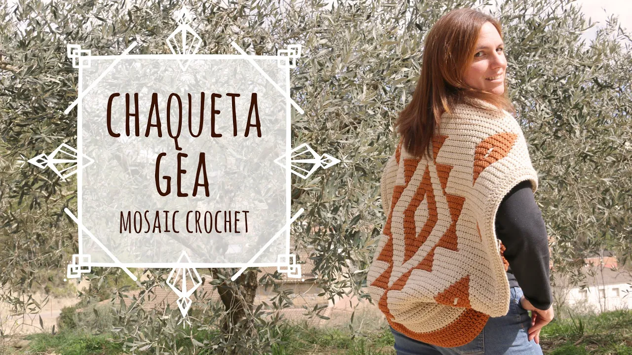 Chaqueta Gea a crochet mosaico en crema y terracota, con motivos geométricos y mangas cortas, de Lanas y ovillos.