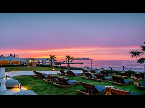 Poolbereich des Insula Alba Resort & Spa mit weißen Gebäuden und Sonnenliegen