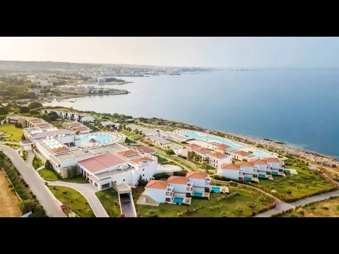 Luftaufnahme des Kresten Royal Euphoria Resorts mit Pools, Gebäuden und Meerblick.