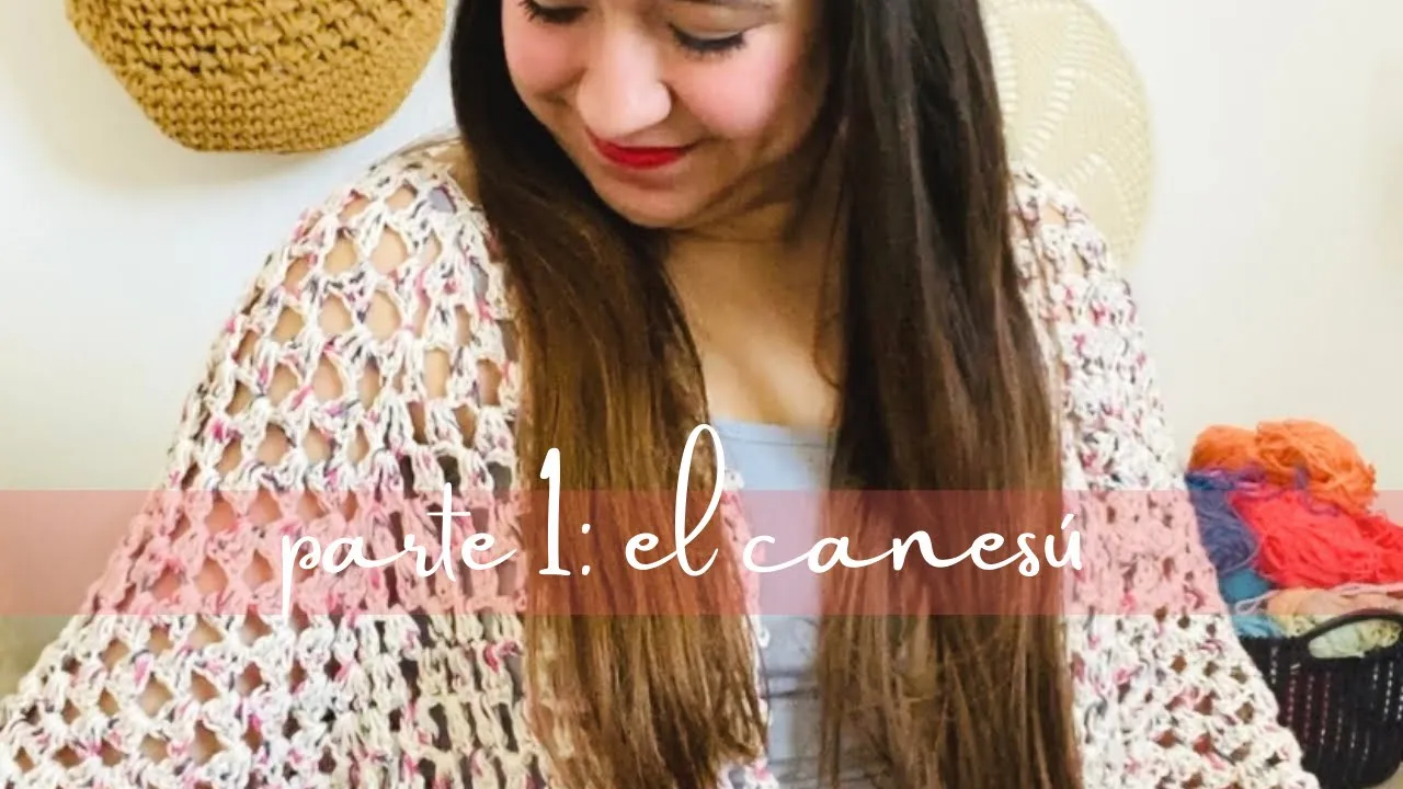 Kimono a crochet de hilo matizado claro, con canesú abierto, trama calada y mangas amplias.