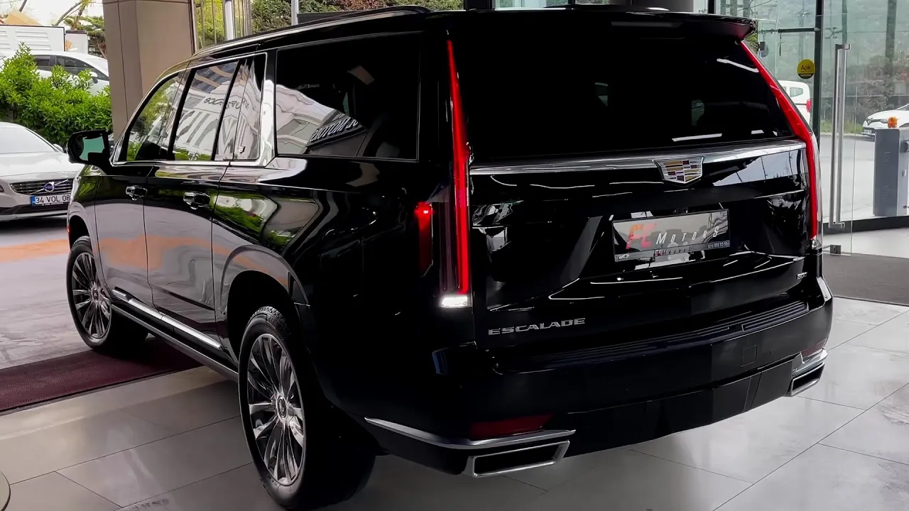Cadillac Escalade (2022) - High-Tech Luxury Large SUV