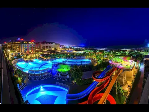 Außenpool des Aydinbey Kings Palace & Spa Hotels mit vielen Liegestühlen