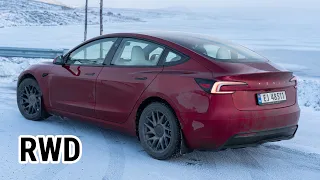 Kjører en bakhjulsdrift Model 3 over fjellet