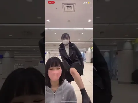 配信中にJKがパンチラ