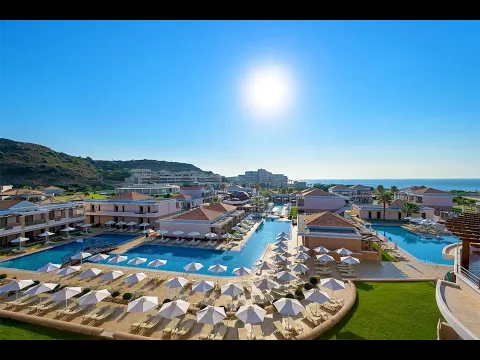 Luftaufnahme des La Marquise Luxury Resort Komplexes mit Pools, Liegen und Sonnenschirmen.