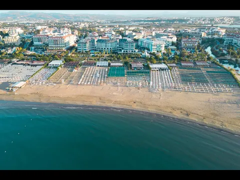 Außenpool des Seashell Resort & Spa mit Liegestühlen und Sonnenschirmen.