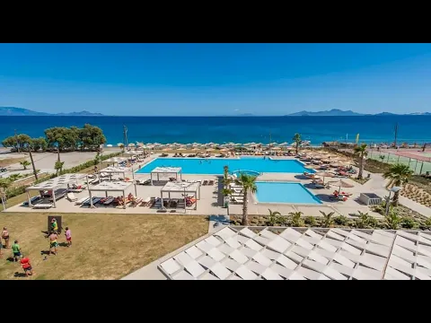 Akti Palace Hotel mit Swimmingpool und Blick auf die Berge