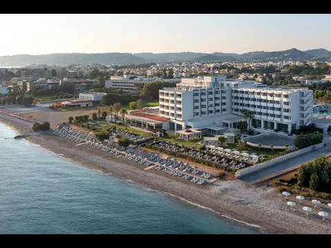 Electra Palace Rhodes Hotel mit Swimmingpool und Liegestühlen im Freien.