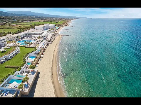 Luftaufnahme des Grecotel LUX ME White Palace Hotels mit Swimmingpools und Strand