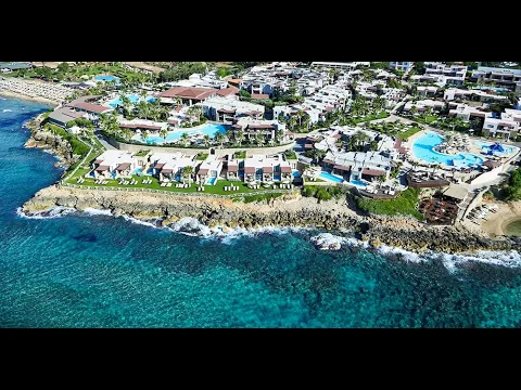 Luftaufnahme des Ikaros Beach Luxury Resort & Spa mit Blick auf die Küste und Berge