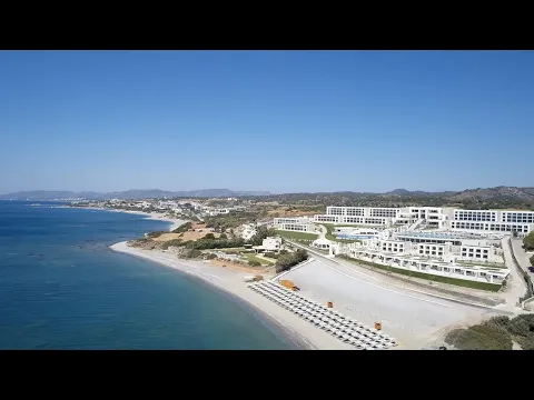 Mayia Exclusive Resort & Spa Außenbereich mit Pool und Sonnenliegen am Meer