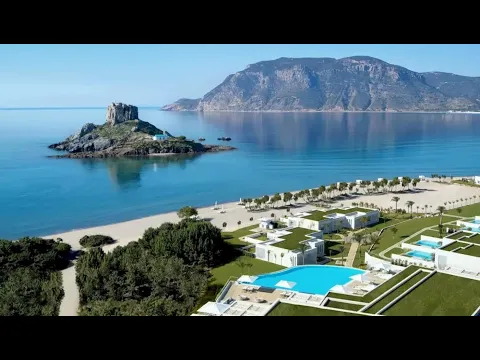 Ein Hotel am Strand mit Blick auf eine Felsinsel im Meer