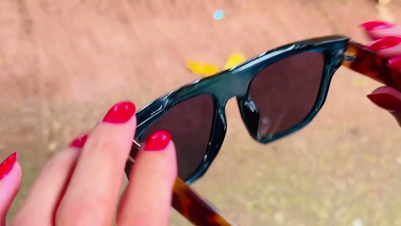 Video de A LUA GLASSES — A ARTE DE ESCOLHER O ÓCULOS CERTO