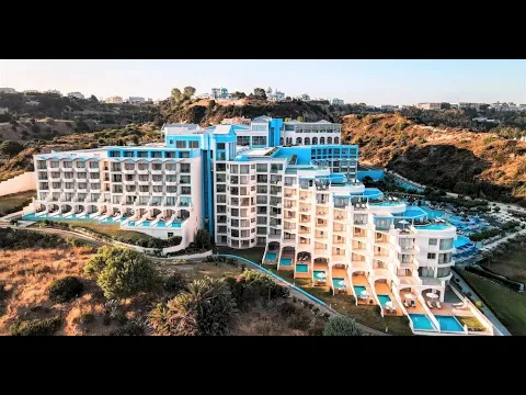 Luftaufnahme des Atrium Platinum Luxusresort Hotels & Spa mit Pools und Bergpanorama