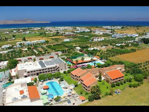 Luftaufnahme des Ilios K. Village Resorts mit Swimmingpool und Blick auf das Meer