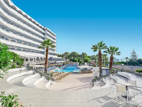 Luftaufnahme des Olympos Beach Resorts mit Blick auf zwei Pools, Tennisplätze und einen Wasserrutsche