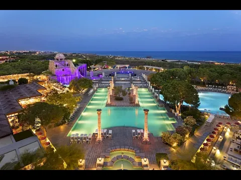 Xanadu Resort Hotel Außenansicht bei Abend mit beleuchtetem Pool und Meer im Hintergrund.