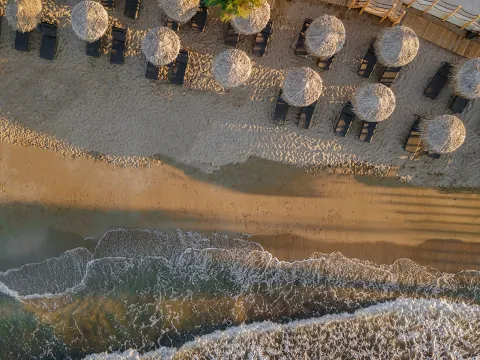 Poolbereich des Nema Design Hotel & Spa mit Liegen und Sonnenschirmen