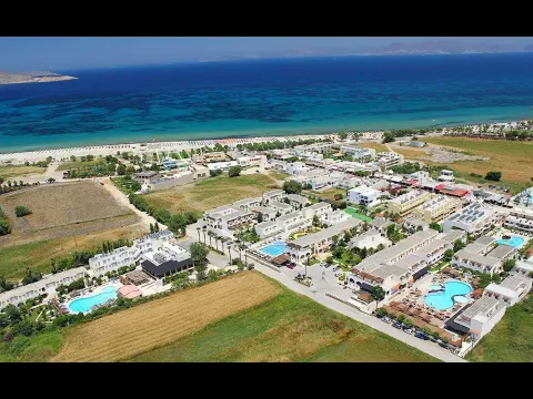 Luftaufnahme des Gaia Village Hotels mit mehreren Swimmingpools und Blick auf das Meer.