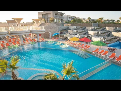 Luftaufnahme des Hurghada Long Beach Resorts mit Swimmingpools, Sonnenliegen und Palmen