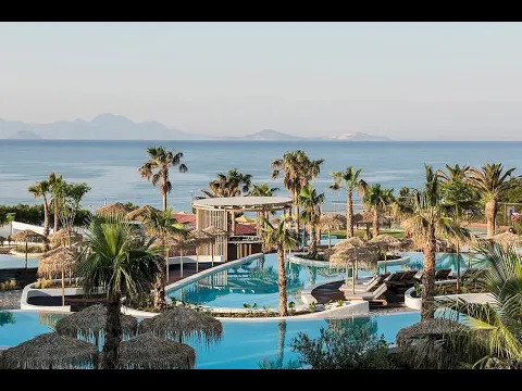 Luftaufnahme des Poolbereichs des Mitsis Norida Beach Hotels am Abend.