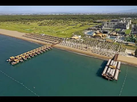 Luftaufnahme des Cullinan Belek Hotels mit Strand, Bungalows und Golfplatz.