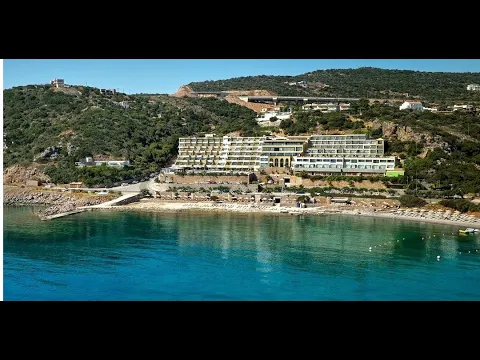 Sonnenuntergang am Strand des Blue Marine Resort & Spa mit Pool und Liegestühlen.