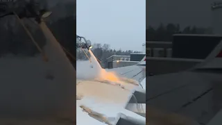Removing Snow From A Plane! ✈️ #plane #show #airplane
