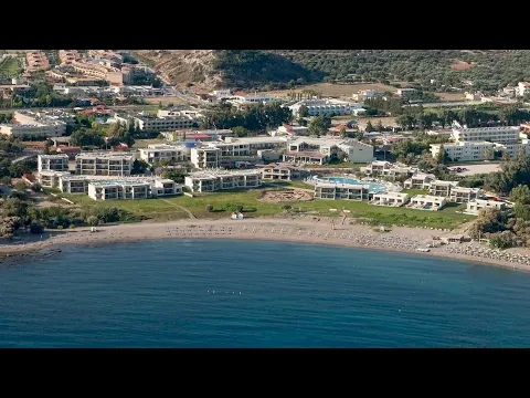 Außenbereich des Sentido Port Royal Villas & Spa mit großem Pool, Sonnenliegen und Schirmen.