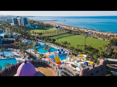 Luftaufnahme des Sentido Kamelya Selin Hotels mit Wasserrutschen, Pools und einem Blick auf das Meer.