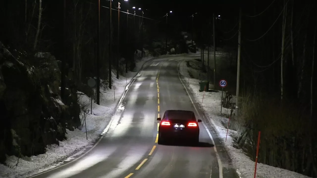 Energy saving auto dimming street lights