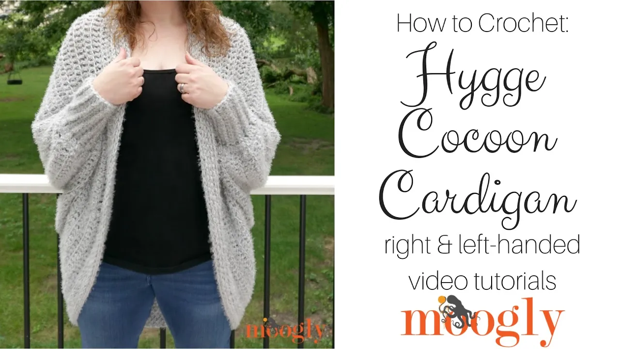 Cárdigan Hygge Cocoon gris a crochet, de silueta amplia y puños ajustados, diseñado por Tamara Kelly de Moogly.