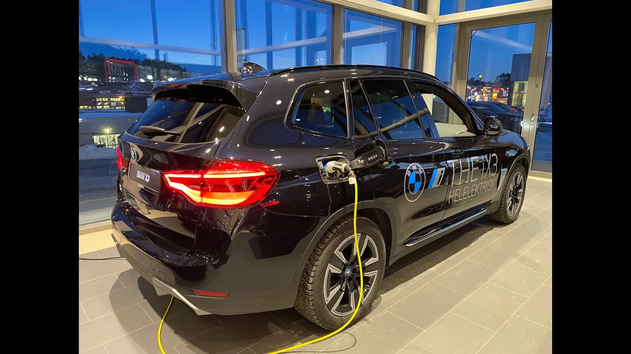 BMW iX3 utstilt i butikk