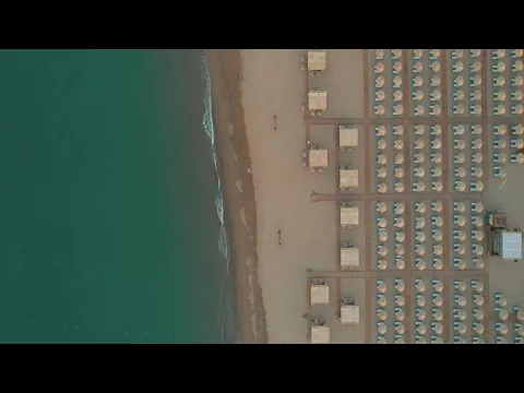 Außenpool im Liu Resorts mit vielen Liegen und tropischen Pflanzen im Hintergrund