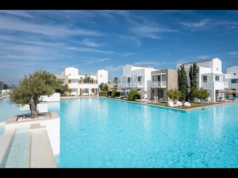 Außenbereich des Diamond Deluxe Hotels mit großem Schwimmbad und Sonnenliegen