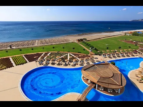 Luftaufnahme des Elysium Resort & Spa mit Pool, Meer und Sonnenliegen.