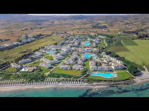 Luftaufnahme des Neptun Luxury Resorts mit mehreren Swimmingpools und Gebäuden neben dem Meer.