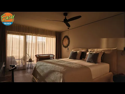 Luftaufnahme des Minos Palace Hotel & Suites am Strand mit vielen Sonnenschirmen und Liegen