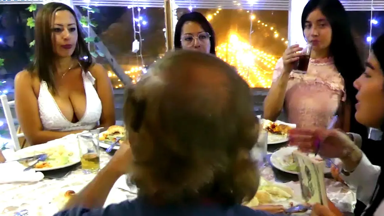 Cartagena Women Pursue Men Traveling Colombia