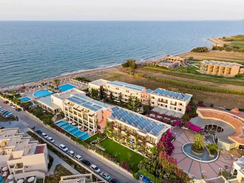 Luftaufnahme des Hydramis Palace Beach Resorts mit Swimmingpool und Strandliegen.