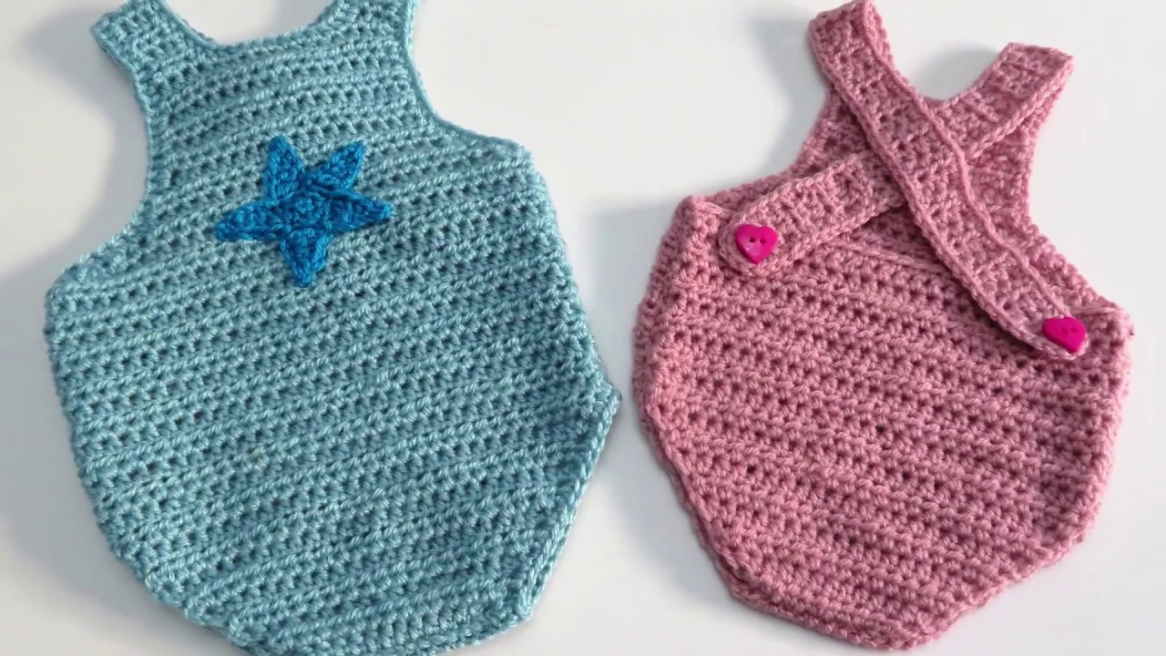 Peleles de bebé a crochet en azul y rosa, con tejido uniforme, peto y tirantes cruzados abotonados en la espalda.