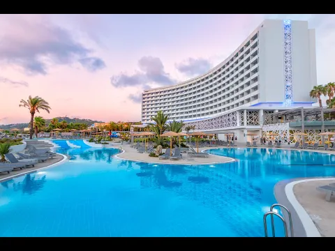 Luftaufnahme des Akti Imperial Deluxe Resorts & Spa Dolce by Wyndham mit mehreren Swimmingpools, Sonnenliegen und Palmen