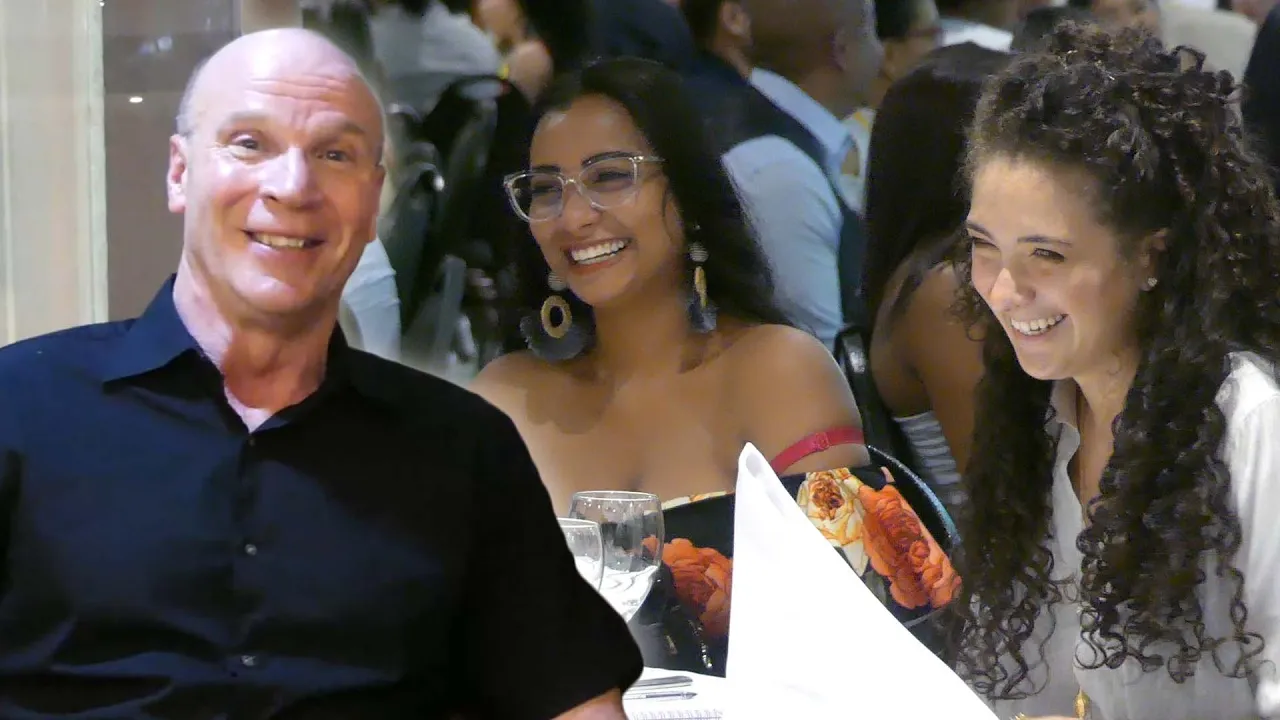 Women Swarm Foreign Men ┃ Dating in Colombia