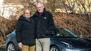 Har aldri vært i en elbil - klarer to utenlandske pensjonister å kjøre en Tesla?