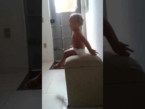 PEDRO VITOR ASSISTINDO PATATI PATATÁ MAS O PAI