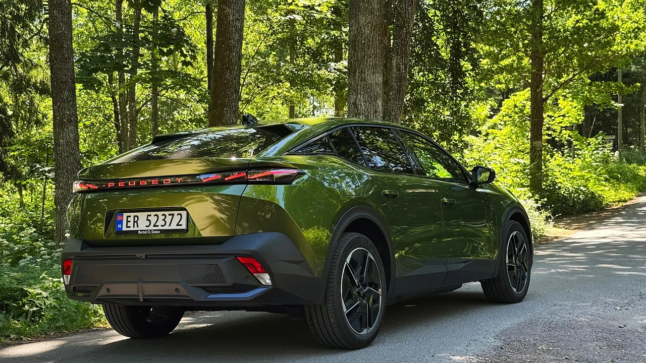 Test av Peugeot e-408: Kul bil på billig plattform