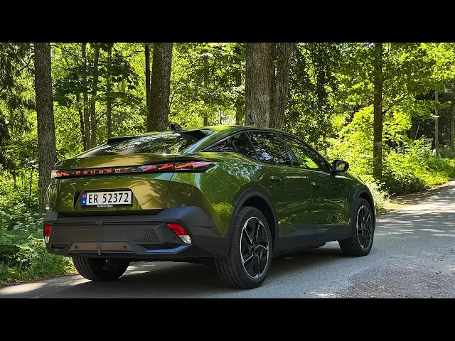 Test av Peugeot e-408: Kul bil på billig plattform